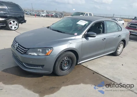 2015 Volkswagen Passat 1.8T S z USA, uszkodzony, nr VIN 1VWAS7A30FC013870